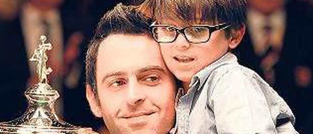 Titel für die Familie. Weltmeister Ronnie O’Sullivan mit Filius. 