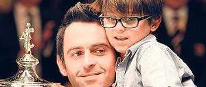 Titel für die Familie. Weltmeister Ronnie O’Sullivan mit Filius. 