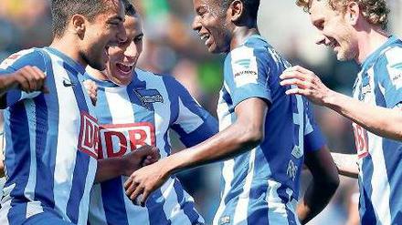 Noch ’n Sieg! Die Berliner Allagui, Ben-Hatira, Ramos und Lustenberger (von links) jubelten in St. Pauli. Foto: dpa