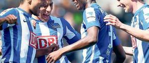 Noch ’n Sieg! Die Berliner Allagui, Ben-Hatira, Ramos und Lustenberger (von links) jubelten in St. Pauli. Foto: dpa