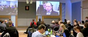 International üblich: Journalisten verfolgen im Presseraum den Prozess gegen Anders Breivik per Videoübertragung.