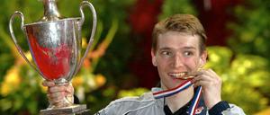 Glücklich bis über beide Ohren: Werner Schlager jubelt mit seiner neuen Trophäe nach seinem WM-Sieg 2003 im Pariser Palais Omnisports.