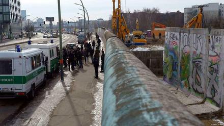Auch hinter der Mauer gehen die Bauarbeiten zur Stunde weiter. Mehrer Bagger heben auf dem Grundstück eine Grube aus. 