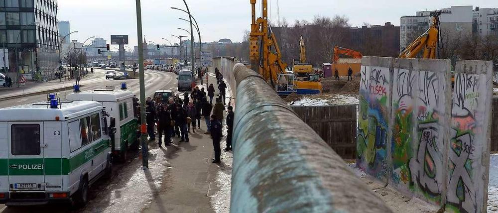 Auch hinter der Mauer gehen die Bauarbeiten zur Stunde weiter. Mehrer Bagger heben auf dem Grundstück eine Grube aus.
