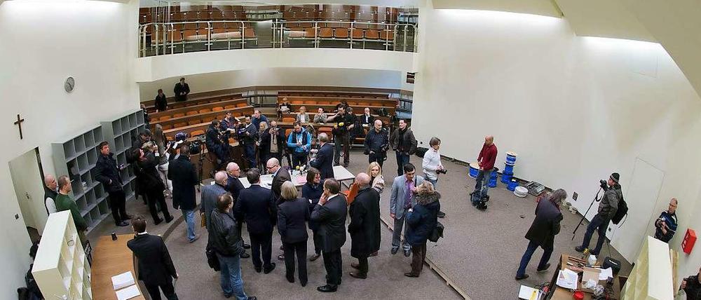 Das kleine braune Holzkreuz im linken Bildrand über der Tür sorgt für Aufregung.