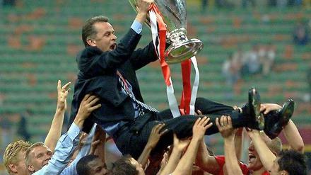 Da war das Ding: 2001 holte Hitzfeld im zweiten Anlauf nach 1999 den Champions-League-Titel mit dem FC Bayern München.