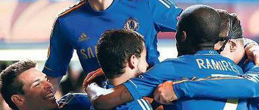 Flugs ins Finale. Luiz (oben) feiert mit seinen Kollegen das 3:1 gegen Basel. Foto: Reuters