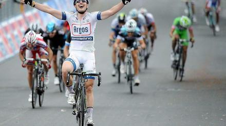 Vorneweg mit fast abgefaulten Beinen: Radprofi John Degenkolb nach seinem erfolgreichen Zielsprint beim diesjährigen Giro d'Italia.