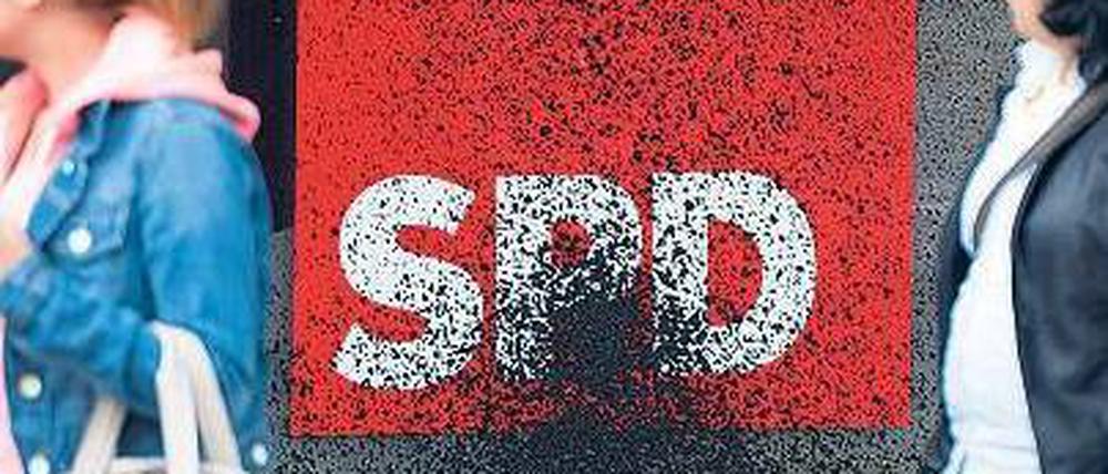 Schwarz gegen Rot. Die SPD-Landeszentrale war Ziel eines linksextremistischen Anschlags. Die Spuren waren auch tagsüber noch zu sehen. Foto: dpa/Maurizio Gambarini