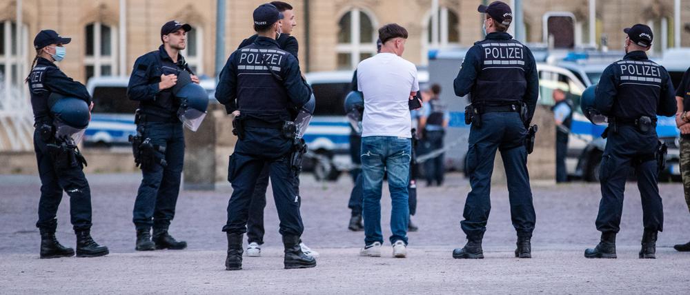 Polizisten bei einer Personenkontrolle auf dem Schlossplatz in Stuttgart.