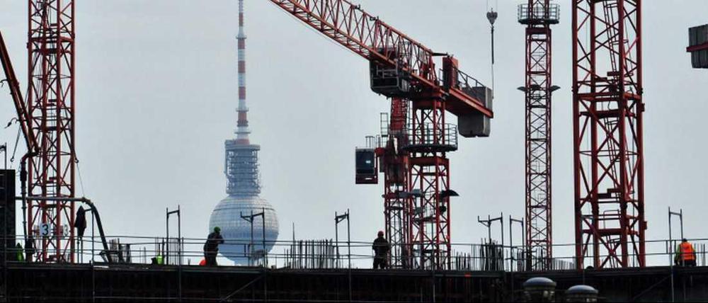 Es wird gebaut in Berlin, nur nicht günstiger Raum. Das soll sich nun laut Senat ändern. 
