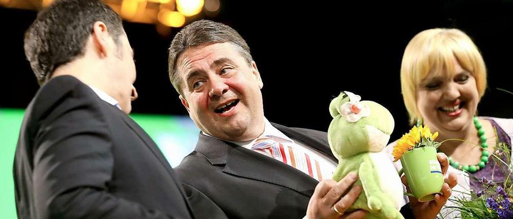 Grünen-Chef Cem Özedmir, SPD-Chef Sigmar Gabriel und die Grünen-Vorsitzende Claudia Roth (von links) beim Grünen-Parteitag in Berlin Ende April.