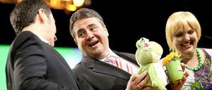 Grünen-Chef Cem Özedmir, SPD-Chef Sigmar Gabriel und die Grünen-Vorsitzende Claudia Roth (von links) beim Grünen-Parteitag in Berlin Ende April.