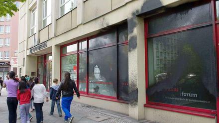 Die Berliner SPD-Zentrale im Wedding wurde in der Nacht zum Freitag mit schwarzer Farbe beschmiert.