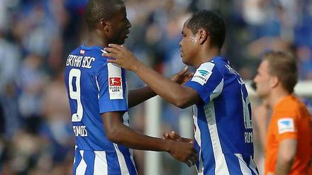 Allergie, Leistungsabfall - und dann? Adrian Ramos freut sich, dass sein Kollege Ronny derzeit so quietschfidel ist.