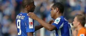 Allergie, Leistungsabfall - und dann? Adrian Ramos freut sich, dass sein Kollege Ronny derzeit so quietschfidel ist.