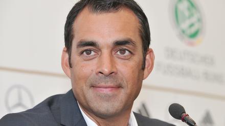 Robin Dutt, 48, ist seit August 2012 Sportdirektor des Deutschen Fußball-Bundes. Zuvor war er in der Bundesliga als Trainer beim SC Freiburg und bei Bayer Leverkusen tätig. Dutt ist in Köln aufgewachsen, sein Vater stammt aus Indien, seine Mutter kommt aus dem Schwarzwald. Beim DFB ist er unter anderen für die Jugend- und Talentförderung sowie die Optimierung der Trainerausbildung zuständig.
