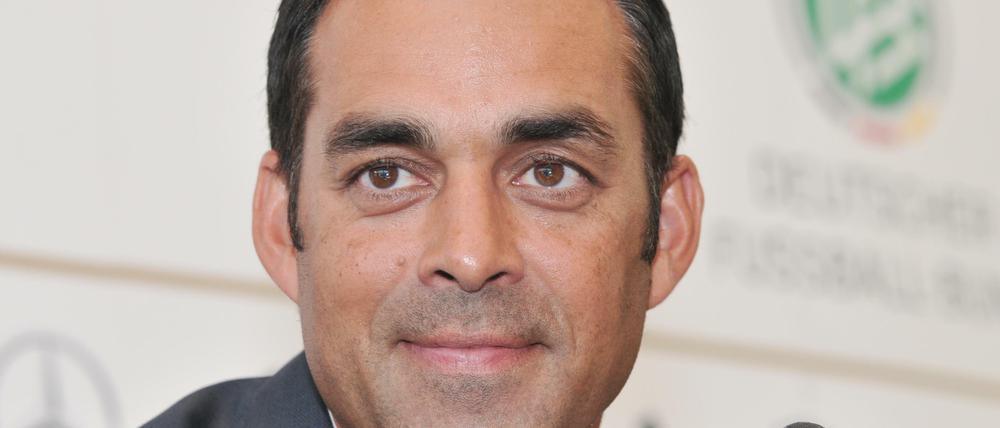 Robin Dutt, 48, ist seit August 2012 Sportdirektor des Deutschen Fußball-Bundes. Zuvor war er in der Bundesliga als Trainer beim SC Freiburg und bei Bayer Leverkusen tätig. Dutt ist in Köln aufgewachsen, sein Vater stammt aus Indien, seine Mutter kommt aus dem Schwarzwald. Beim DFB ist er unter anderen für die Jugend- und Talentförderung sowie die Optimierung der Trainerausbildung zuständig.
