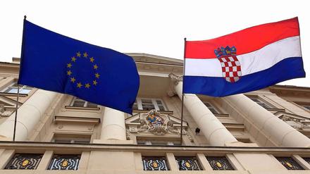 Vor dem kroatischen Parlament hängen die EU-Flagge und die kroatische Flagge schon seit zehn Jahren nebeneinander.