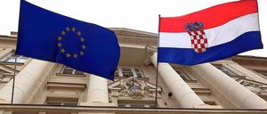 Vor dem kroatischen Parlament hängen die EU-Flagge und die kroatische Flagge schon seit zehn Jahren nebeneinander.
