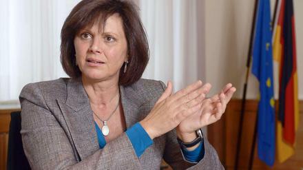 Ilse Aigner (48) ist seit Oktober 2008 Bundesministerin für Ernährung, Landwirtschaft und Verbraucherschutz. Die gelernte Elektrotechnikerin will als Chefin des mächtigen CSU-Bezirks Oberbayern im September in Bayern bei der Landtagswahl kandidieren und nicht mehr für den Deutschen Bundestag antreten. Am Sonntag ist sie zu ihrer letzten Auslandsreise als Ministerin aufgebrochen. Ihre fünftägige Reise führt sie nach Äthiopien und Südafrika.