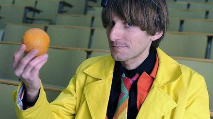 Neil Harbisson bezeichnet sich als ersten staatlichen Cyborg - er kann über eine spezielle Elektronik Farben hören - statt sehen. 
