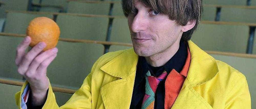 Neil Harbisson bezeichnet sich als ersten staatlichen Cyborg - er kann über eine spezielle Elektronik Farben hören - statt sehen. 