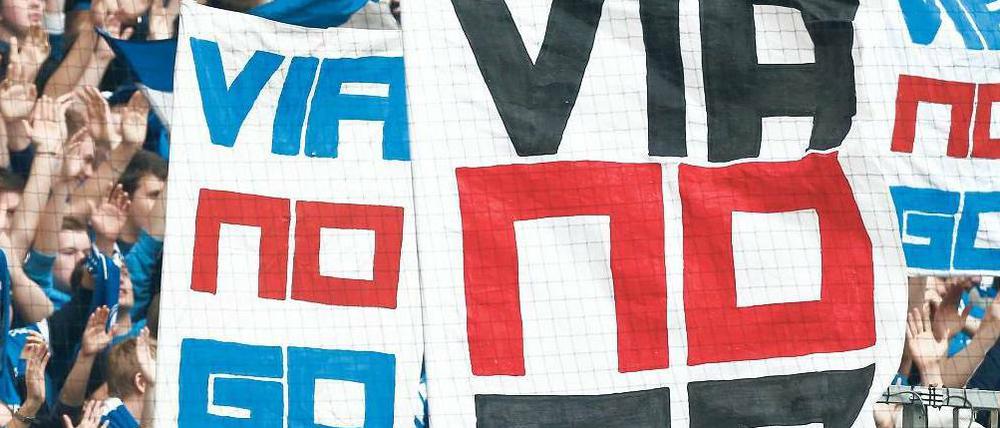 Aufschrei auf der Tribüne. Nicht nur auf Schalke hat Viagogo einen schlechten Ruf unter den Fans.