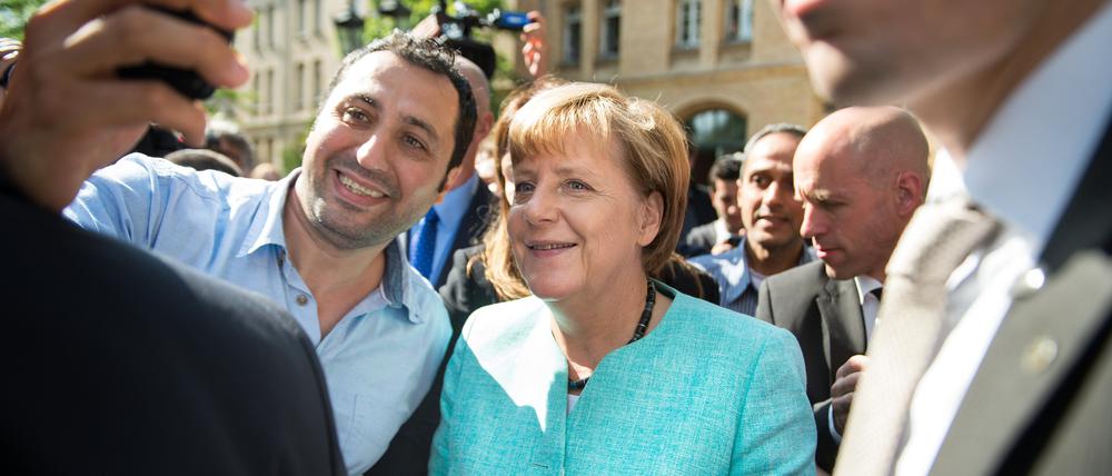 Signale wie Angela Merkels umstrittene Selfies mit Geflüchteten spielen laut der Studie bei der Fluchtdynamik eine untergeordnete Rolle.
