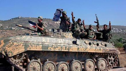 Die syrische Armee (Foto von 2012) hat laut Angaben der Opposition den monatelangen örtlichen Waffenstillstand beendet und eine Stadt im Zentrum des Landes beschossen.