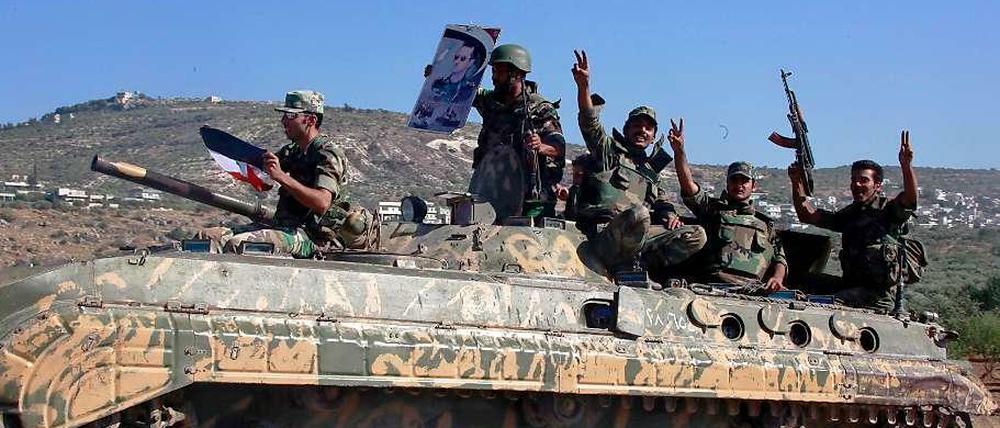 Die syrische Armee (Foto von 2012) hat laut Angaben der Opposition den monatelangen örtlichen Waffenstillstand beendet und eine Stadt im Zentrum des Landes beschossen.