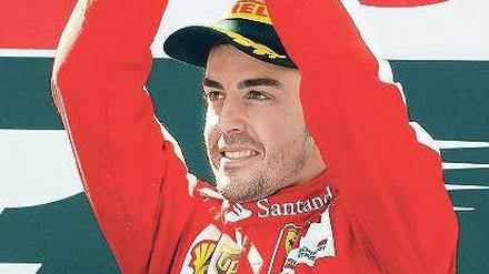 Zu Hause siegt es sich am schönsten. Fernando Alonso grüßt seine Fans nach dem Erfolg auf der Heimstrecke. Foto: dpa