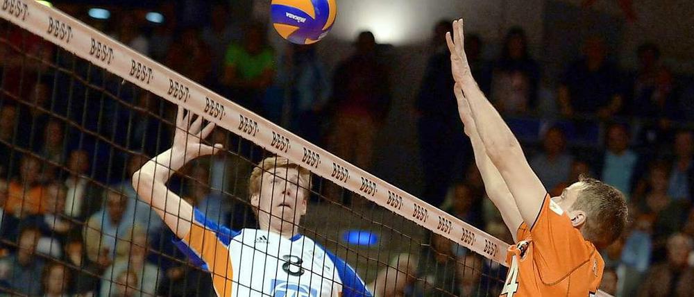 Der Berliner Tomas Kmet (r.) im Block gegen Friedrichshafens Max Günthör.