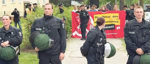 Rechtsextreme in Karlshorst. Am Mittwoch demonstrierten Anhänger der NPD vor dem Deutsch-Russischen Museum. Dort fand eine Feier zum Jahrestag der deutschen Kapitulation statt. Gegendemonstranten protestierten gegen den rechtsextremen Aufmarsch.