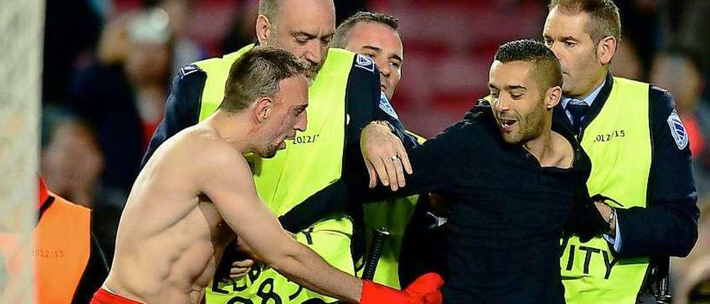 Geschenke nur nach dem Spiel. Franck Ribéry steckt einem Fan sein Trikot zu.
