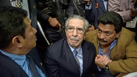 Guatemalas ehemaliger Militärmachthaber, Efraín Ríos Montt, ist wegen Völkermords und Kriegsverbrechen zu einer 80-jährigen Haftstrafe verurteilt worden.