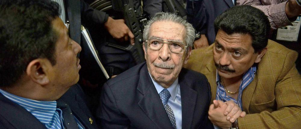 Guatemalas ehemaliger Militärmachthaber, Efraín Ríos Montt, ist wegen Völkermords und Kriegsverbrechen zu einer 80-jährigen Haftstrafe verurteilt worden. 