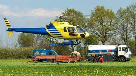 Ein Hubschrauber hebt mit Insektengift beladen zur Bekämpfung der Raupen des Eichenprozessionsspinners ab. 