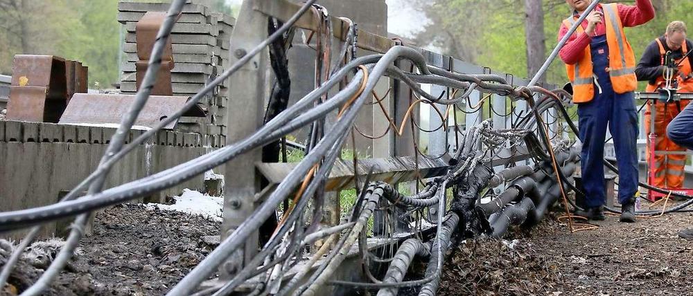 Mitarbeiter beheben den Schaden nach einem Kabelbrand an der S-Bahnstrecke zwischen Grunewald und Wannseen. Eine Polizeisprecherin sagte, Brandstiftung sei die Ursache für das Feuer am frühen Morgen gewesen.