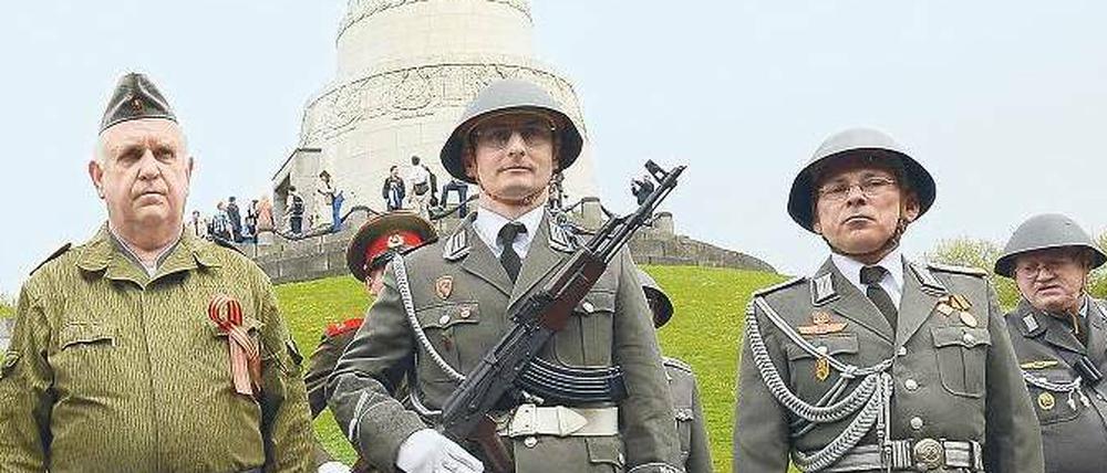 Gedenken in DDR-Uniformen.