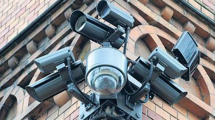 Scharfe Videos. Überwachungskameras, wie hier in Kiel, werden immer leistungsfähiger. Auch Schlösser oder Scanner aus Deutschland sind weltweit gefragt.Foto: picture alliance/dpa