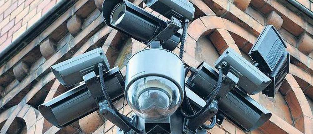 Scharfe Videos. Überwachungskameras, wie hier in Kiel, werden immer leistungsfähiger. Auch Schlösser oder Scanner aus Deutschland sind weltweit gefragt.Foto: picture alliance/dpa