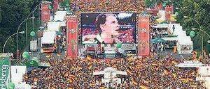 Berlin hat ’ne Fahne. Die Fanmeile wird beim Spiel Dortmund gegen Bayern farblich ähnlich aussehen wie bei Spielen der deutschen Nationalmannschaft. Foto: dpa