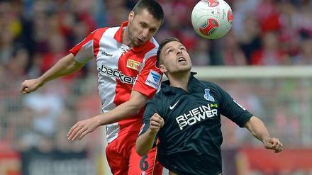 Lufthoheit: Marc Pfertzel (l.) setzt sich im Kopfballduell gegen Kevin Wolze durch.