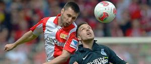 Lufthoheit: Marc Pfertzel (l.) setzt sich im Kopfballduell gegen Kevin Wolze durch.