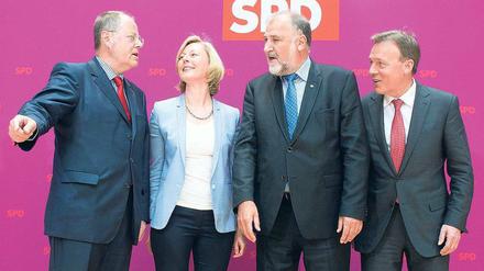 Den Kandidaten im Blick: Peer Steinbrück stellte am Montag Gesche Joost, Klaus Wiesehügel und Thomas Oppermann (von links) als Mitglieder seines Kompetenzteams vor. In den kommenden Wochen will der SPD-Kanzlerkandidat die Namen weiterer Mitglieder seines Teams bekannt geben. Foto: Maurizio Gambarini/dpa