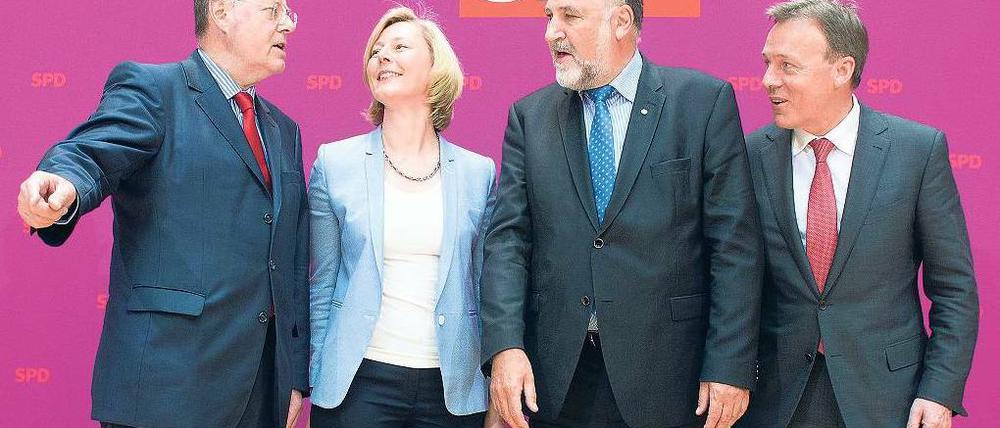 Den Kandidaten im Blick: Peer Steinbrück stellte am Montag Gesche Joost, Klaus Wiesehügel und Thomas Oppermann (von links) als Mitglieder seines Kompetenzteams vor. In den kommenden Wochen will der SPD-Kanzlerkandidat die Namen weiterer Mitglieder seines Teams bekannt geben. Foto: Maurizio Gambarini/dpa