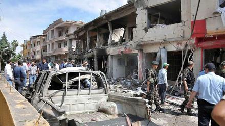 Sicherheitskräfte und Passanten am Ort der Explosionen im türkischen Grenzort Reyhanli.
