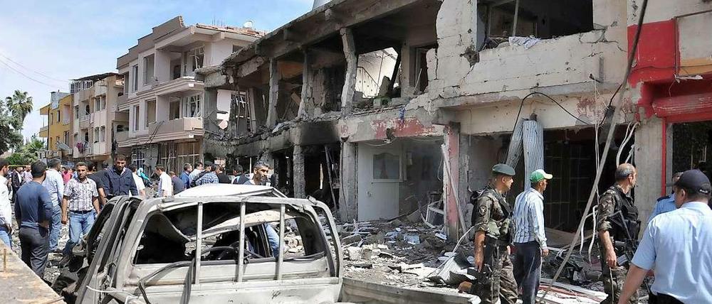Sicherheitskräfte und Passanten am Ort der Explosionen im türkischen Grenzort Reyhanli.