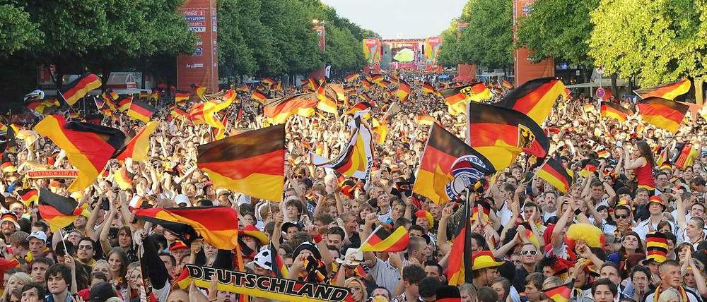 Die Geburtsstunde der "neuen Deutschen", während der WM 2010 auf der Fanmeile in Berlin. Der neue Deutsche ist selbstbewusster, geliebt werden will er trotzdem unbedingt.